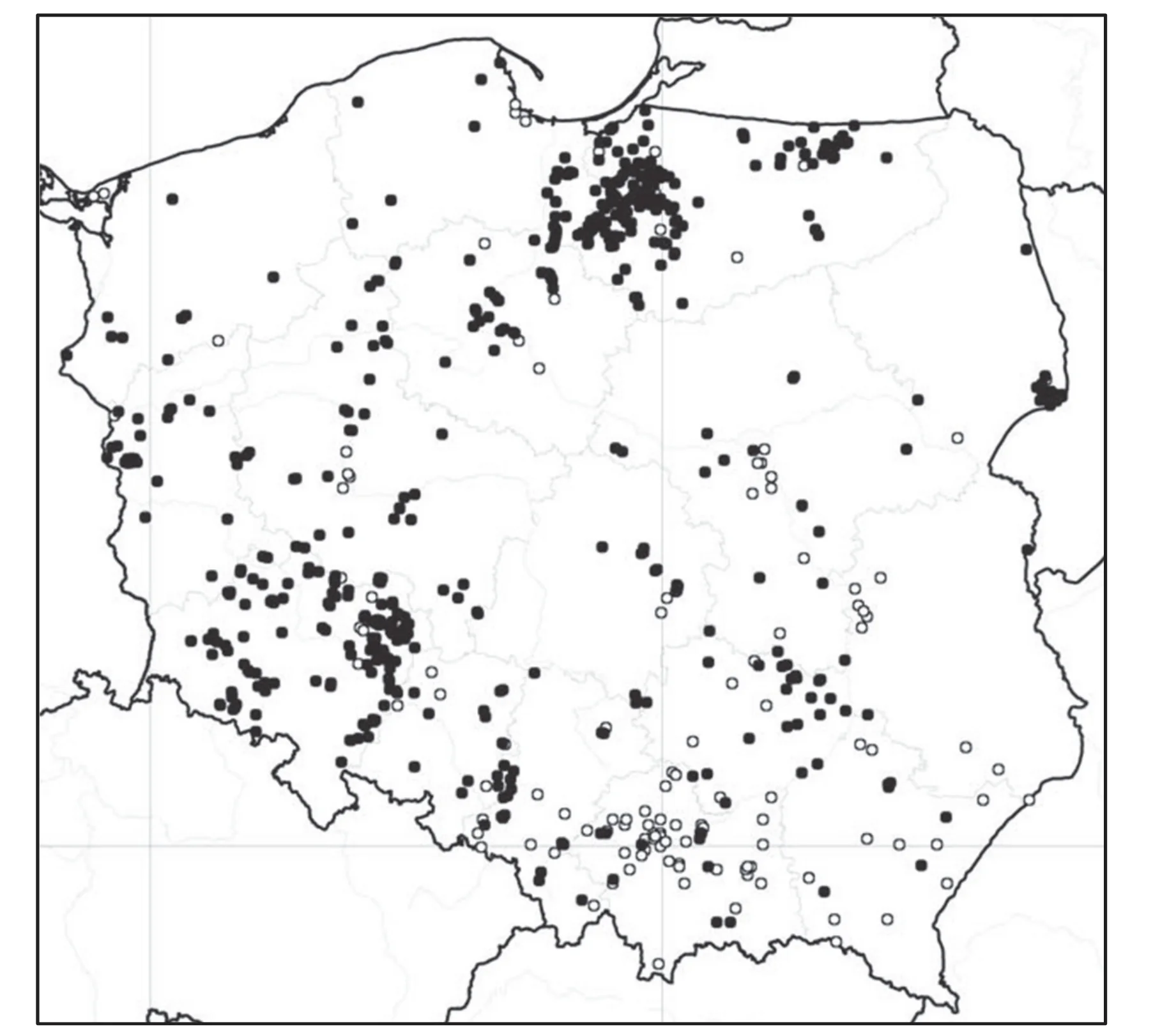 Mapa Polski z rozmieszczeniem stanowisk pachnicy dębowej do 2009 roku, gdzie białe punkty to odkrycia sprzed 1995 roku, a czarne od 1995 roku i późniejsze.